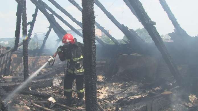 Як у Львові пожежні рятували багатоповерхівку від вогню (Відео) Як у Львові пожежні рятували багатоповерхівку від вогню (Відео)
