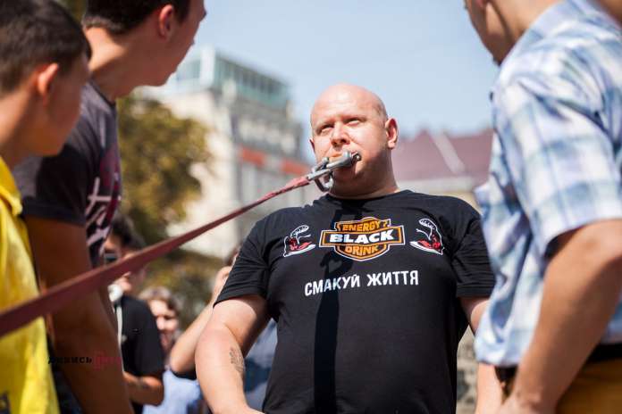 Стронгмен зубами протягнув чотири вагони з дітьми в центрі Львова (фото) Стронгмен зубами протягнув чотири вагони з дітьми в центрі Львова (фото)