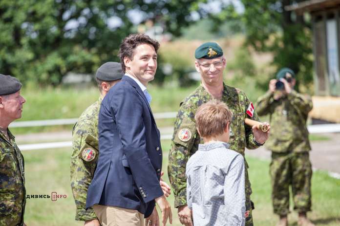 Що побачив прем’єр Канади на Яворівському полігоні (фоторепортаж) Що побачив прем’єр Канади на Яворівському полігоні (фоторепортаж)