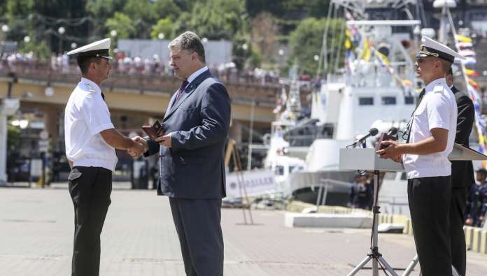 Петро Порошенко нагородив військових моряків Петро Порошенко нагородив військових моряків