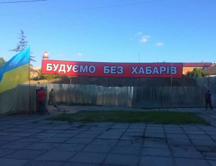 Юриста сторони забудовника на Варшавській-Сосновій затримали правоохоронці (Відео) Юриста сторони забудовника на Варшавській-Сосновій затримали правоохоронці (Відео)