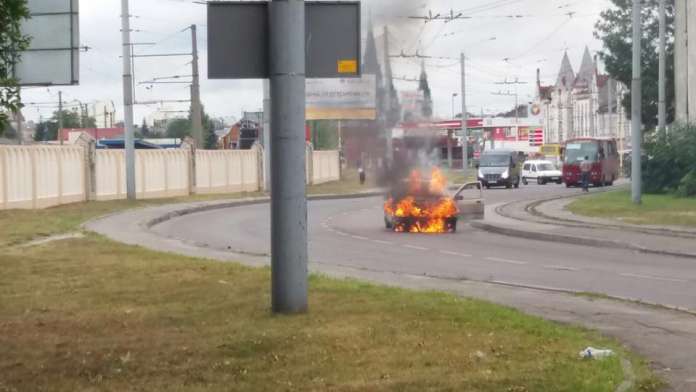 У Львові посеред дороги згорів легковик (Фото) У Львові посеред дороги згорів легковик (Фото)