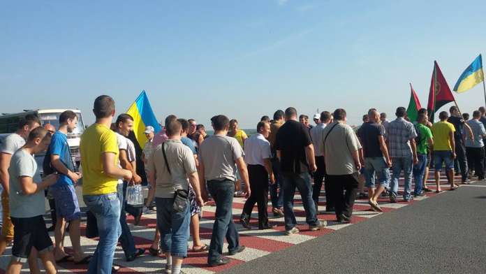 Траса Львів-Рава-Руська перекрита: шахтарі вимагають виплатити борги Траса Львів-Рава-Руська перекрита: шахтарі вимагають виплатити борги
