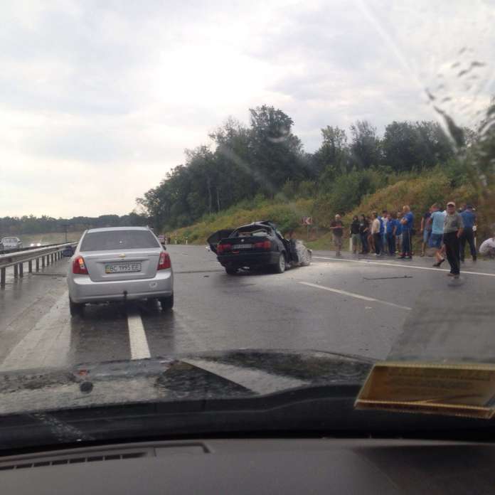 ДТП на Львівщині: вщент розбите авто на трасі (фото) ДТП на Львівщині: вщент розбите авто на трасі (фото)