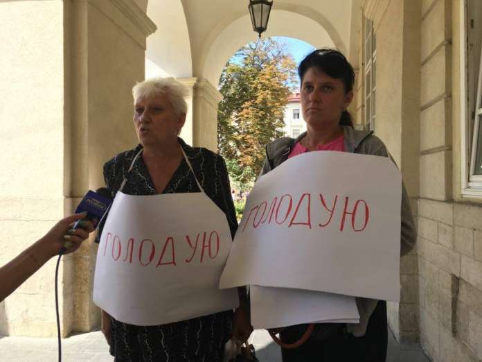 Вчителька оголосила голодування під стінами Львівської міської ради (Фото) Вчителька оголосила голодування під стінами Львівської міської ради (Фото)