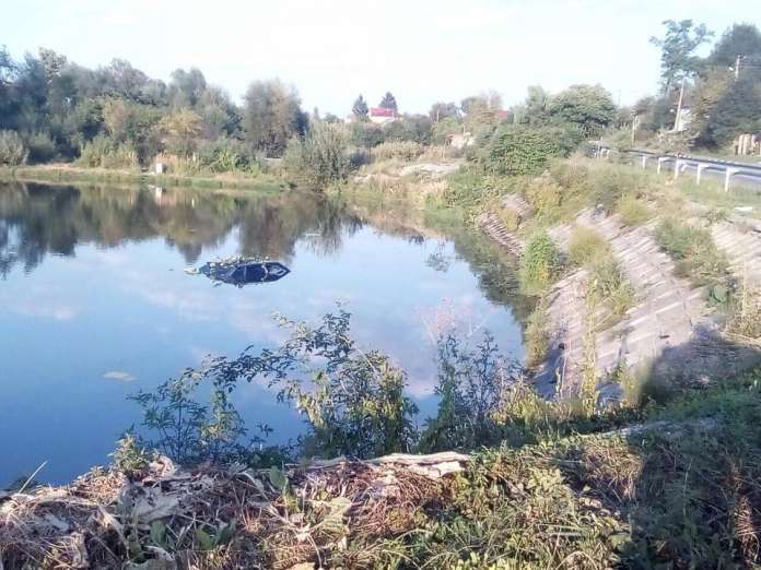 На Львівщині в озері потонула машина (Фото) На Львівщині в озері потонула машина (Фото)