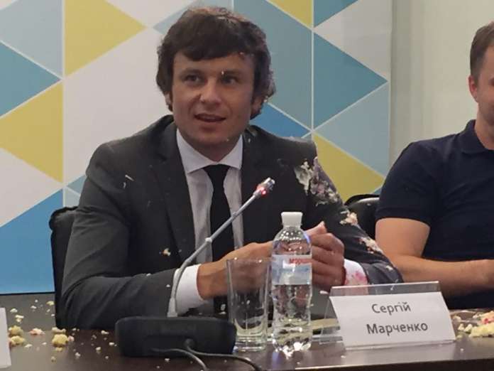 У Києві студент жбурнув тортом у заступника міністра фінансів (Відео) У Києві студент жбурнув тортом у заступника міністра фінансів (Відео)