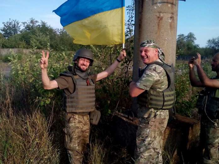 На околиці Донецька замайорів український прапор (фото) На околиці Донецька замайорів український прапор (фото)