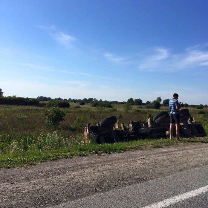 У Львівській області на трасі перекинулося авто (фото) У Львівській області на трасі перекинулося авто (фото)