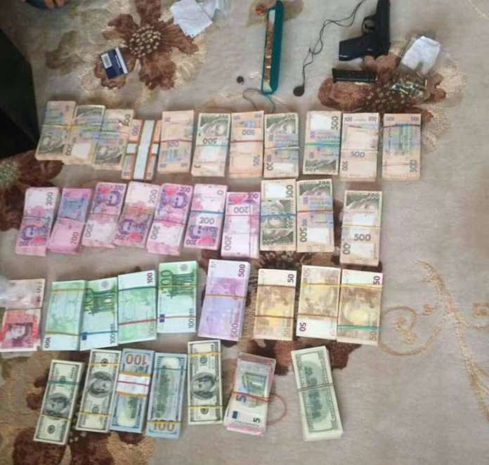 На гарячому затримали ще одного податківця (фото) На гарячому затримали ще одного податківця (фото)