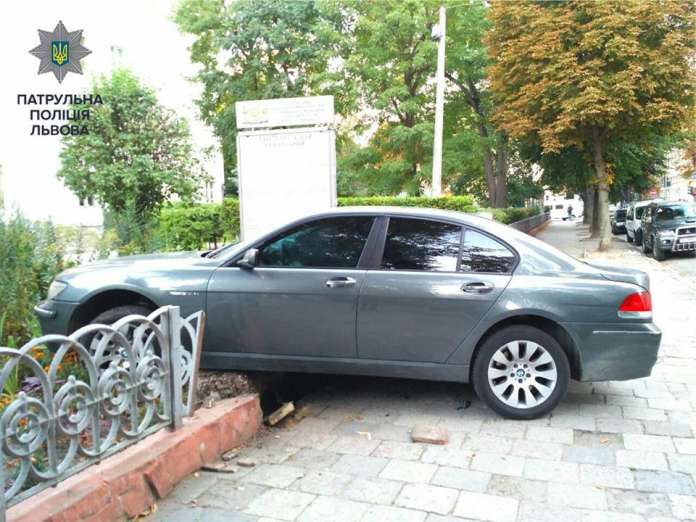 У Львові водій так тікав від поліцейських, що врізався в огорожу (фото) У Львові водій так тікав від поліцейських, що врізався в огорожу (фото)