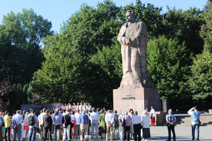 У Львові до пам’ятника Іванові Франку поклали квіти У Львові до пам’ятника Іванові Франку поклали квіти