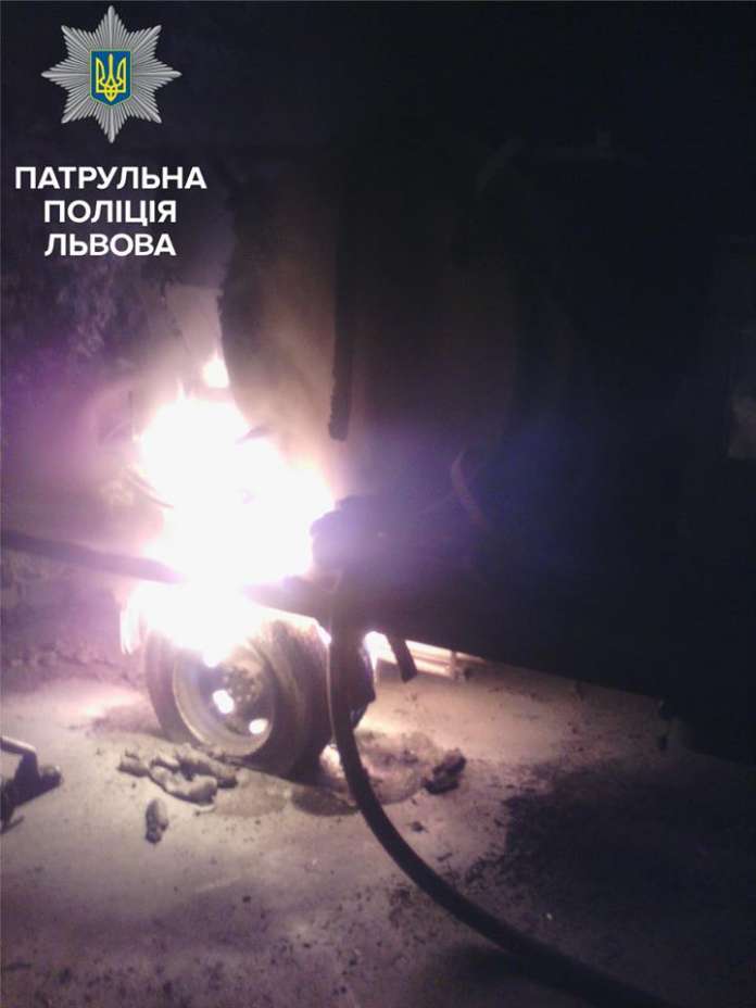 Львівські патрульні допомогли загасити пожежу у вантажівці (Фото) Львівські патрульні допомогли загасити пожежу у вантажівці (Фото)