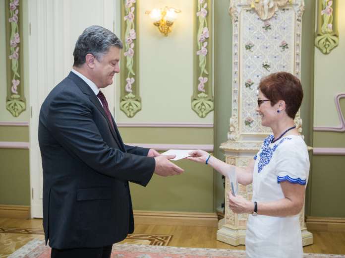 Порошенко прийняв вірчі грамоти у послів США, Румунії, Бразилії та Єгипту Порошенко прийняв вірчі грамоти у послів США, Румунії, Бразилії та Єгипту