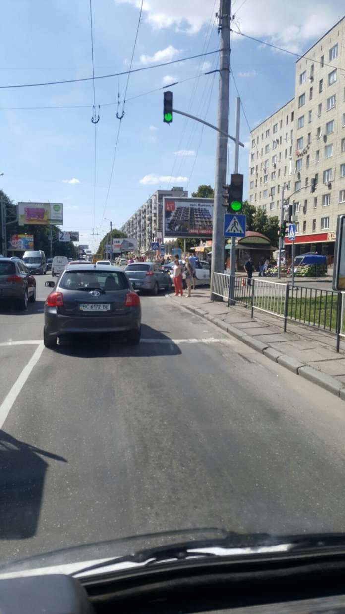 У Львові водій легковика протаранив авто поліції У Львові водій легковика протаранив авто поліції