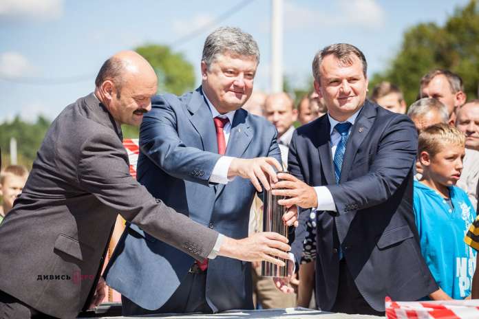 Як Порошенко на Львівщині закладав капсулу на місці будівництва заводу на 2,5 тисячі робочих місць (фото) Як Порошенко на Львівщині закладав капсулу на місці будівництва заводу на 2,5 тисячі робочих місць (фото)