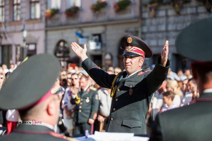 Військовий оркестр у центрі Львова зіграв повстанських пісень (фото) Військовий оркестр у центрі Львова зіграв повстанських пісень (фото)