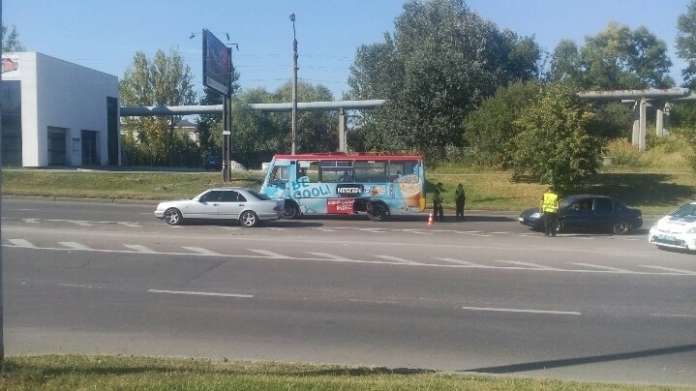 У Львові на вулиці Хуторівка трапилася ДТП (Фото) У Львові на вулиці Хуторівка трапилася ДТП (Фото)