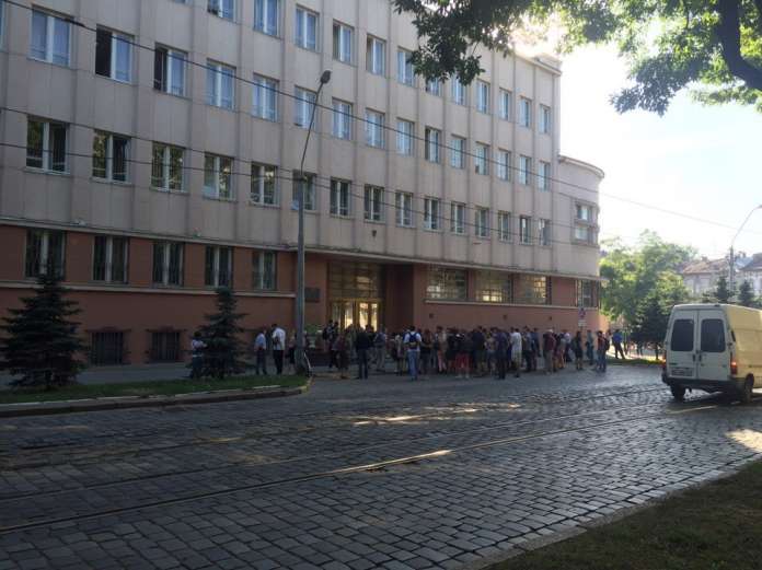 Під стінами львівської СБУ – пікет Під стінами львівської СБУ – пікет