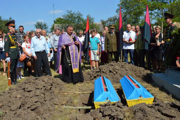 В останню путь: у Нових Стрілищах з почестями перепоховали останки двох воїнів УПА В останню путь: у Нових Стрілищах з почестями перепоховали останки двох воїнів УПА