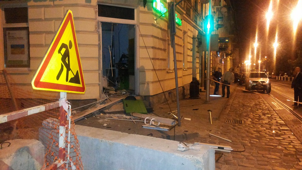 Зухвале пограбування: у Львові вночі підірвали банкомат (фото)