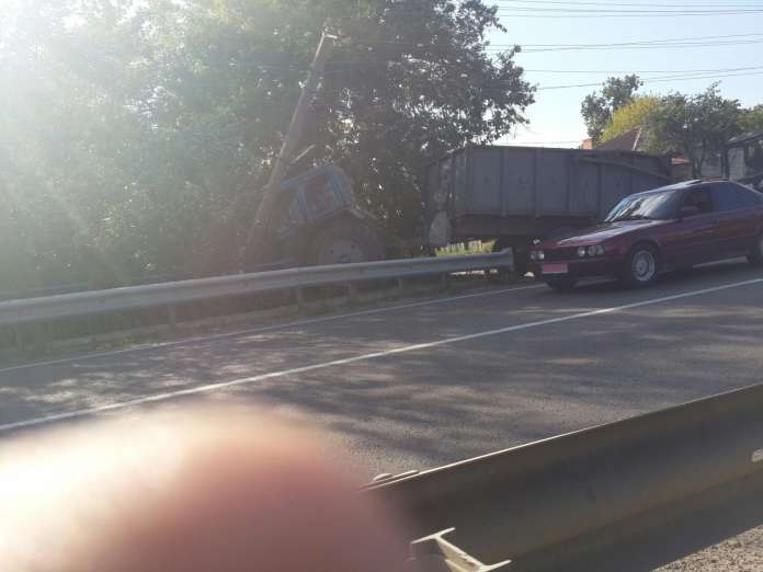 Поблизу Львова трактор вилетів з мосту (Фото) Поблизу Львова трактор вилетів з мосту (Фото)