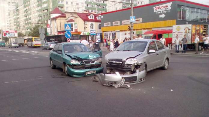 Не розминулися. У Львові два автомобілі спричинили потужну ДТП (Фото) Не розминулися. У Львові два автомобілі спричинили потужну ДТП (Фото)