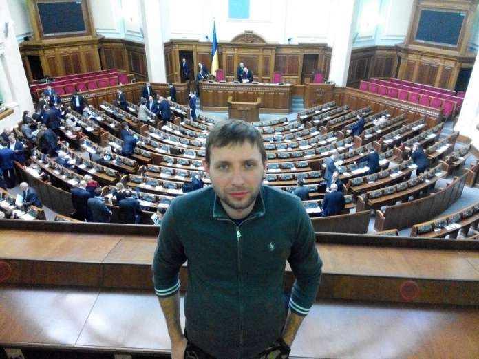 Нардеп Парасюк заледве пройшов на контракт в ЛНУ ім. І. Франка (фото) Нардеп Парасюк заледве пройшов на контракт в ЛНУ ім. І. Франка (фото)