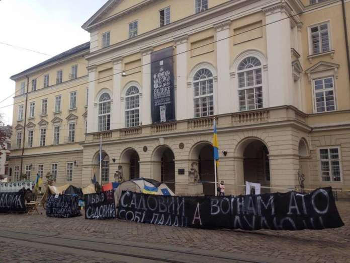 Під Львівською міськрадою вже тиждень стоять намети Під Львівською міськрадою вже тиждень стоять намети