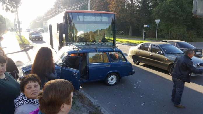 Потрійне ДТП у Львові: зіштовхнулися автобус і два легковики Потрійне ДТП у Львові: зіштовхнулися автобус і два легковики