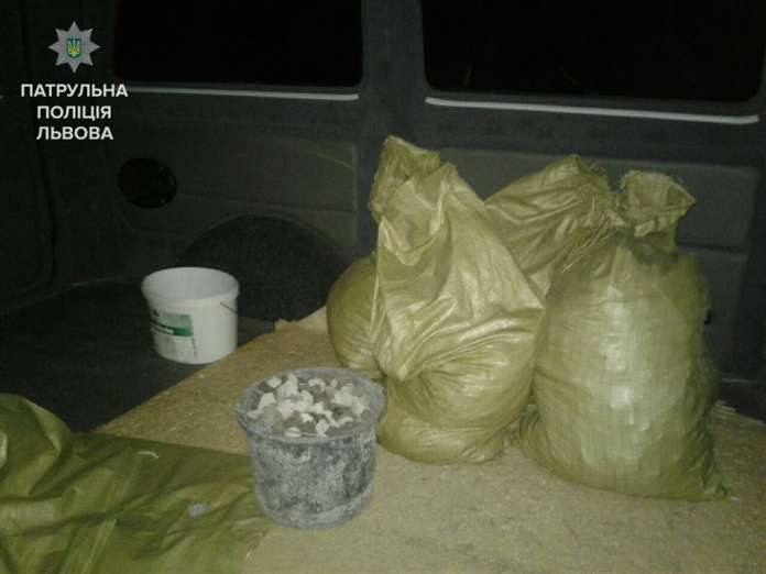 Патрульні спіймали чоловіка на крадіжці щебню з будівництва велодоріжки Патрульні спіймали чоловіка на крадіжці щебню з будівництва велодоріжки