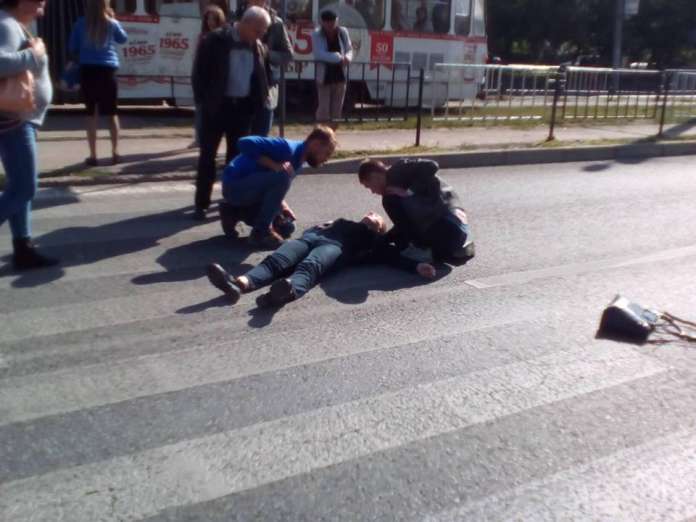 У Львові на пішохідному переході автівка збила дівчину У Львові на пішохідному переході автівка збила дівчину
