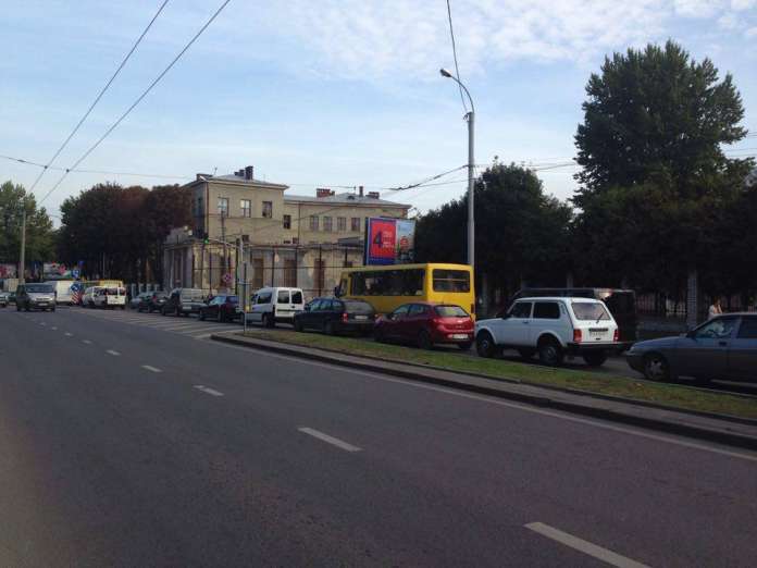 Львів застряг у велетенських заторах Львів застряг у велетенських заторах