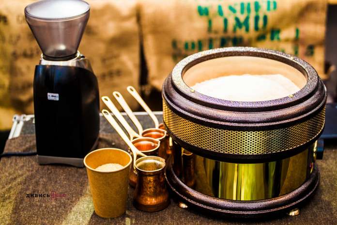 У Львові на ювілейному Lviv Coffee Festival презентували найбільшу в Україні турку (фото) У Львові на ювілейному Lviv Coffee Festival презентували найбільшу в Україні турку (фото)