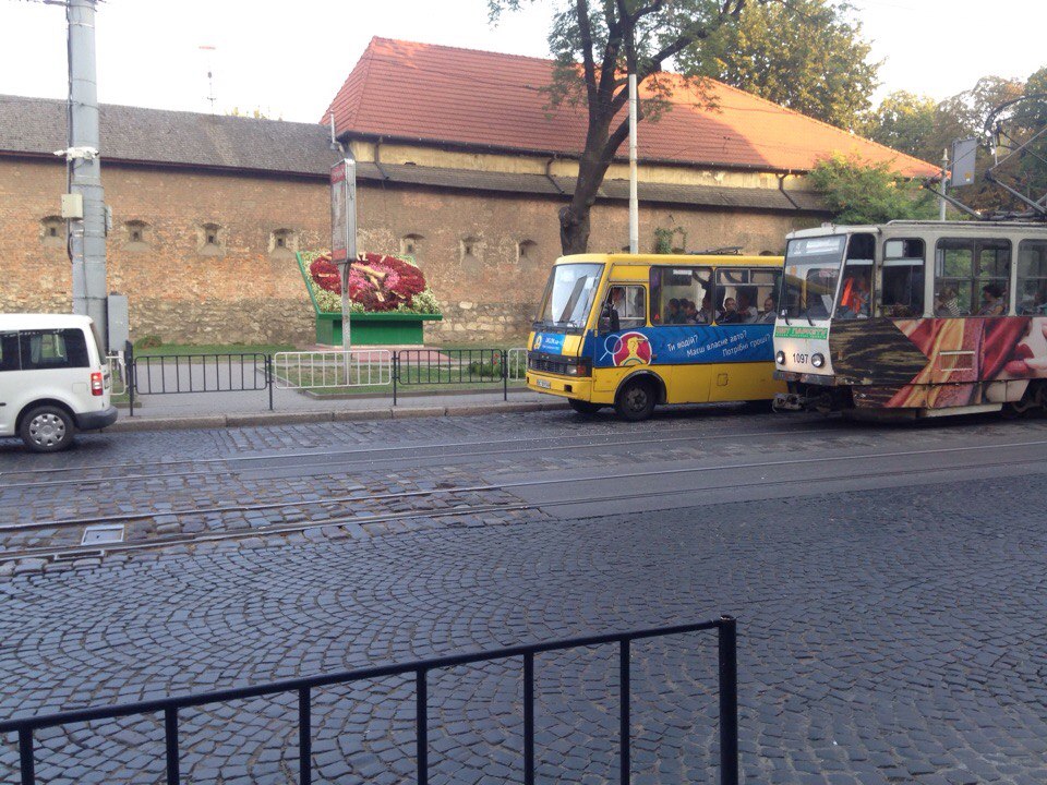 У центрі Львова трамвай зіткнувся з маршруткою