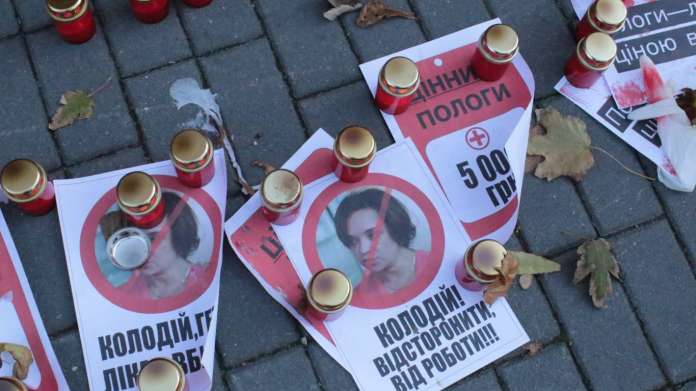 Лікарка, яку звинувачують у смерті дитини, продовжує працювати Лікарка, яку звинувачують у смерті дитини, продовжує працювати