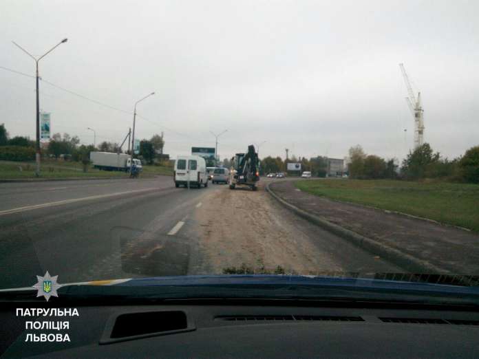 У Львові патрульні оштрафували водія вантажівки за забруднену проїжджу частину У Львові патрульні оштрафували водія вантажівки за забруднену проїжджу частину