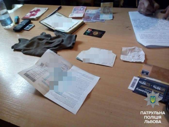 Патрульні затримала викрадача номерних знаків (Фото) Патрульні затримала викрадача номерних знаків (Фото)