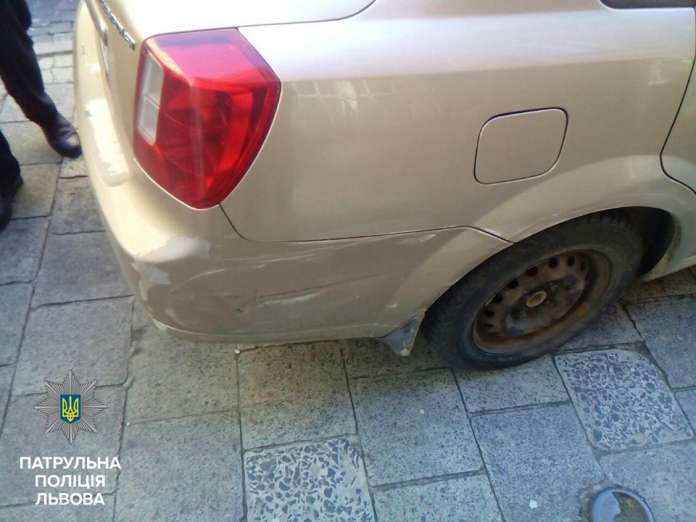 Водій так тікав від патрульних, що в’їхав у чужий автомобіль Водій так тікав від патрульних, що в’їхав у чужий автомобіль