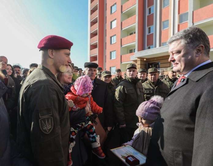 Порошенко вручив нацгвардійцям ключі від 55 квартир нацгвардійцям, ще 500 пообіцяв Порошенко вручив нацгвардійцям ключі від 55 квартир нацгвардійцям, ще 500 пообіцяв