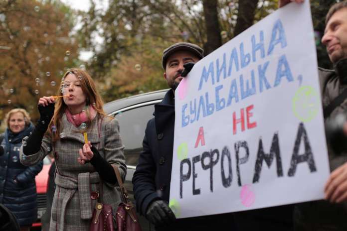 Децентралізація на Львівщині – мильна бульбашка. Активісти вийшли на пікет під ОДА (фото) Децентралізація на Львівщині – мильна бульбашка. Активісти вийшли на пікет під ОДА (фото)