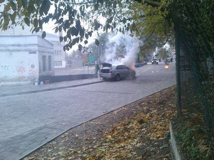 У Львові ледь не вибухнула автівка (Фото) У Львові ледь не вибухнула автівка (Фото)