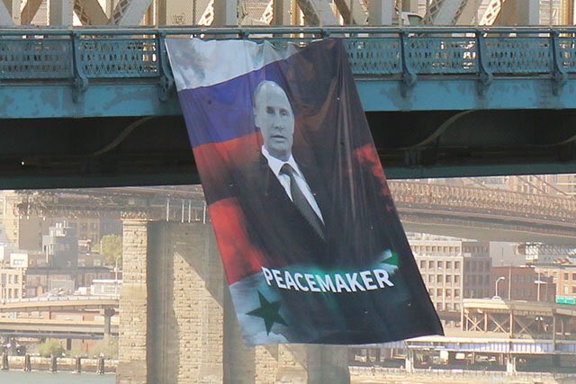 На Манхеттенському мосту вивісили плакат з портретом Путіна