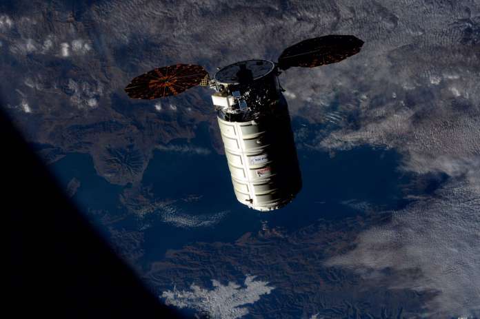 Астронавт NASA зробила фото стикування корабля Cygnus з МКС Астронавт NASA зробила фото стикування корабля Cygnus з МКС