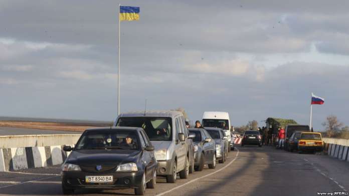 На адмінкордоні з Кримом український прапор підняли вище за російський На адмінкордоні з Кримом український прапор підняли вище за російський