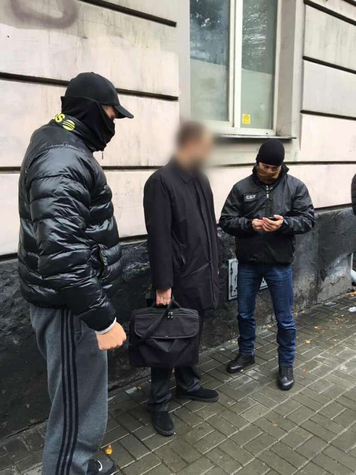 Львівського прокурора затримали на хабарі в 2 тисячі доларів Львівського прокурора затримали на хабарі в 2 тисячі доларів
