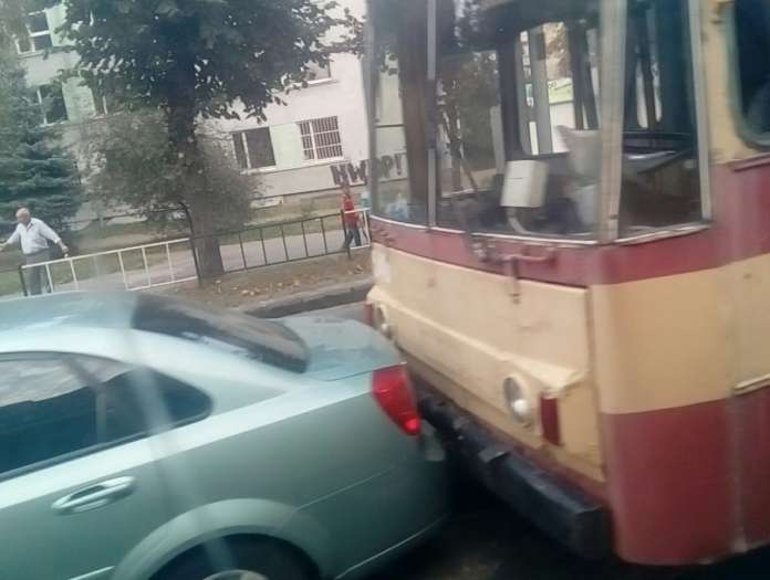 У Львові тролейбус «поцілував» автівку (Фото) У Львові тролейбус «поцілував» автівку (Фото)