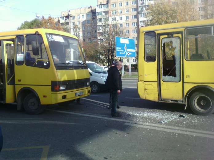У Львові зіткнулись дві маршрутки (Фото) У Львові зіткнулись дві маршрутки (Фото)