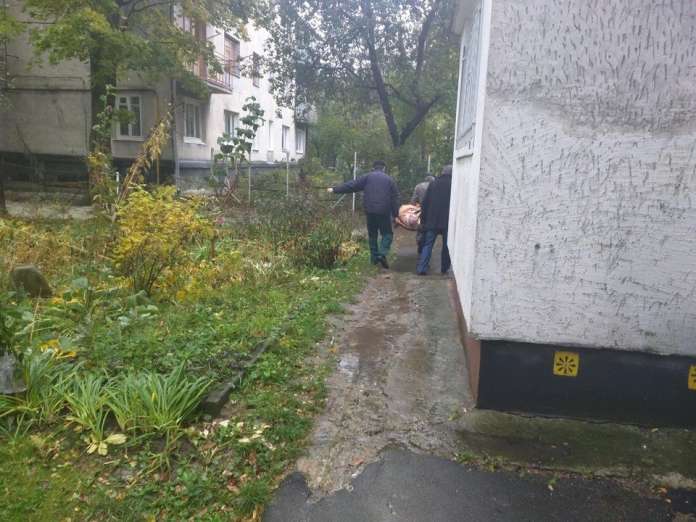 В одному із львівських дворів виявили труп (Фото) В одному із львівських дворів виявили труп (Фото)