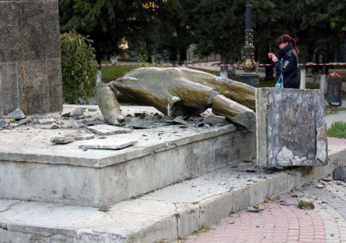 В окупованому Криму знесли пам`ятник Леніну (фото) В окупованому Криму знесли пам`ятник Леніну (фото)